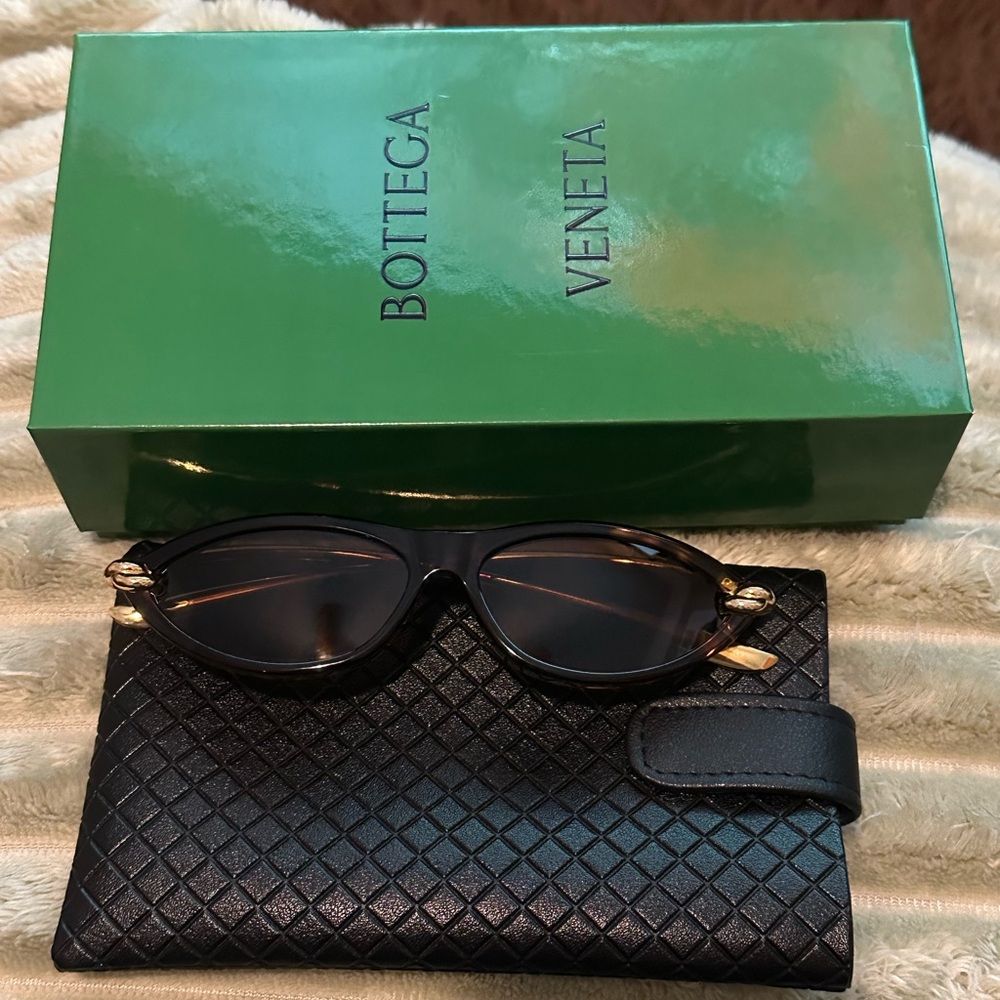 Bottega Veneta Knot Cat Eye Sunglasses - Picture 11 of 13